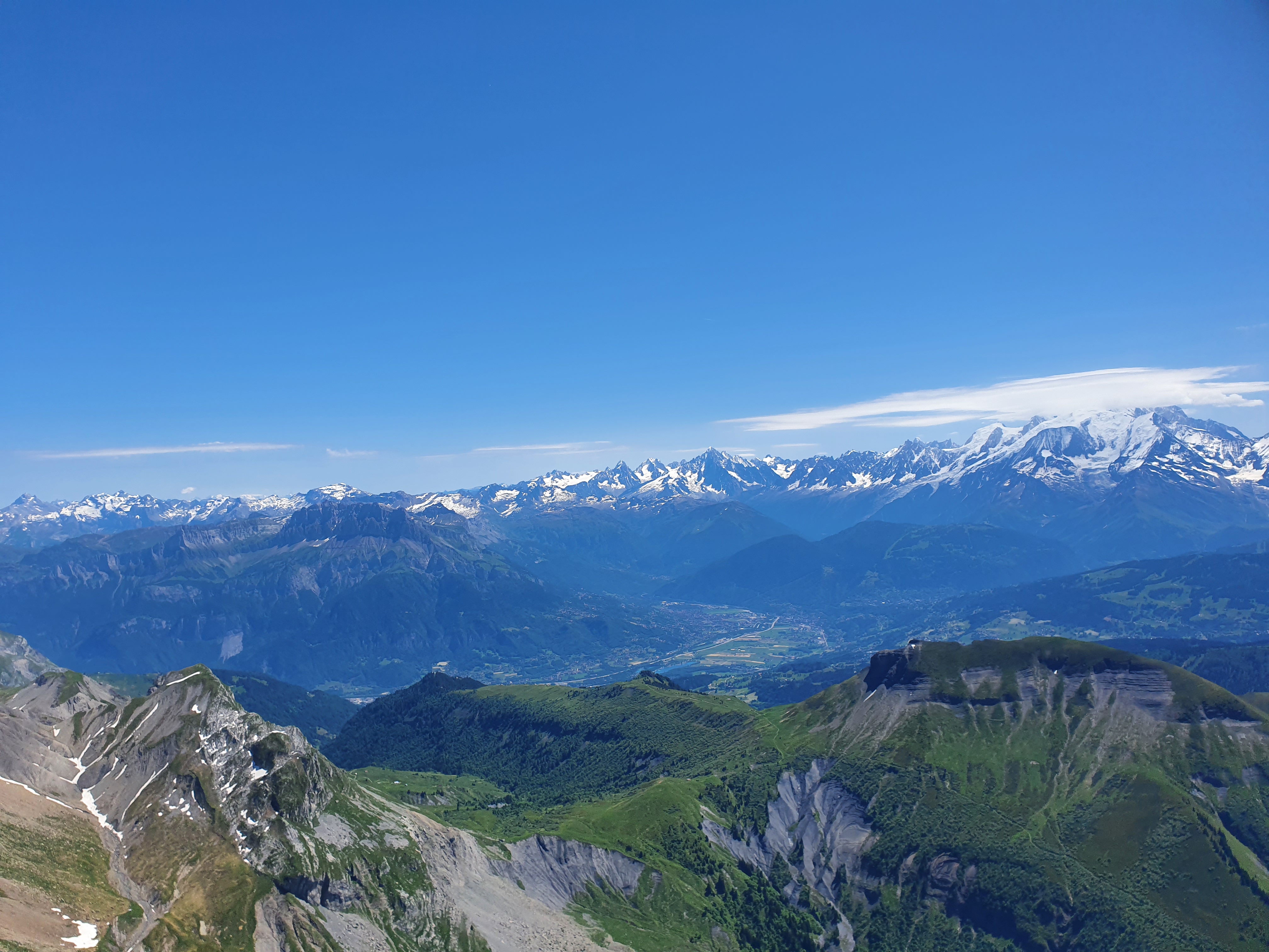 Panorama de montagnes en Haute-Savoie avec le massif du Mont-Blanc